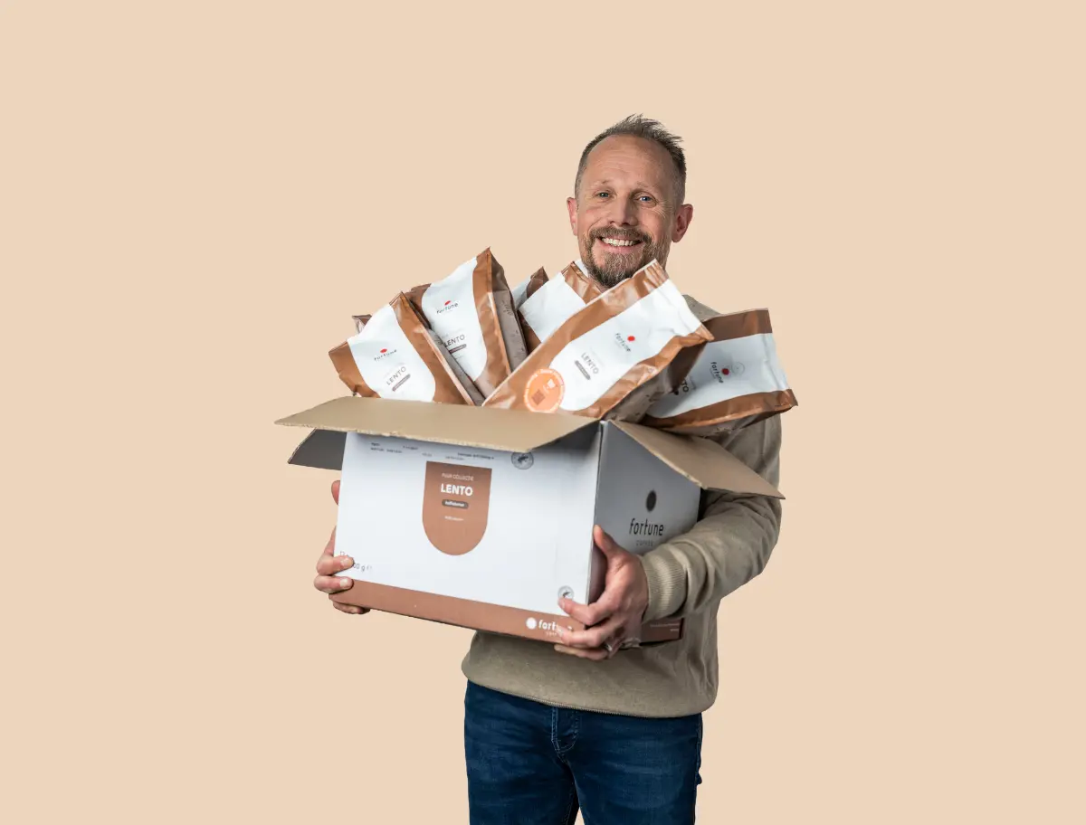 Ondernemer regio Den Bosch staat voor een koffieautomaat