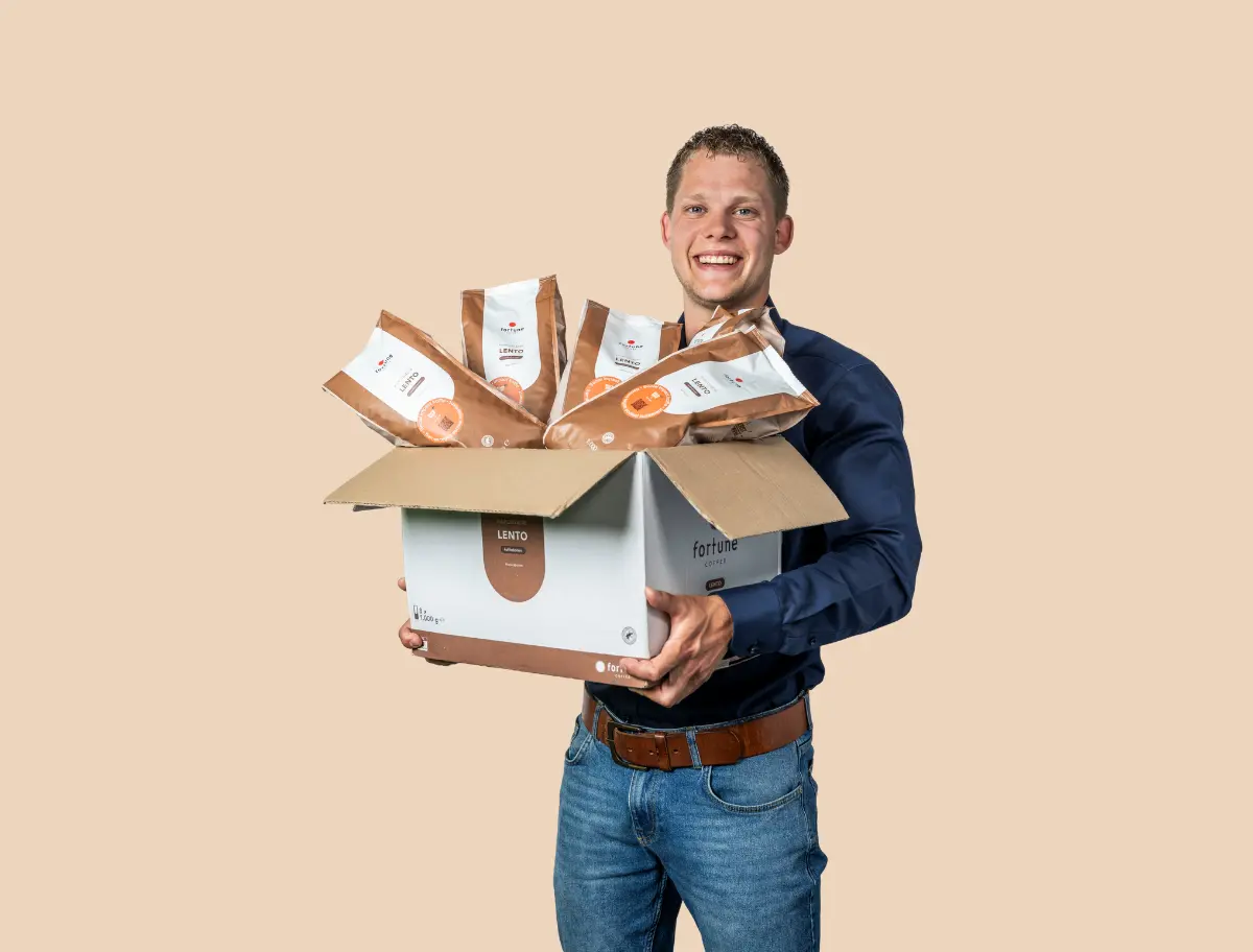 Ondernemer regio IJsselstreek met een doos vol koffiebonen