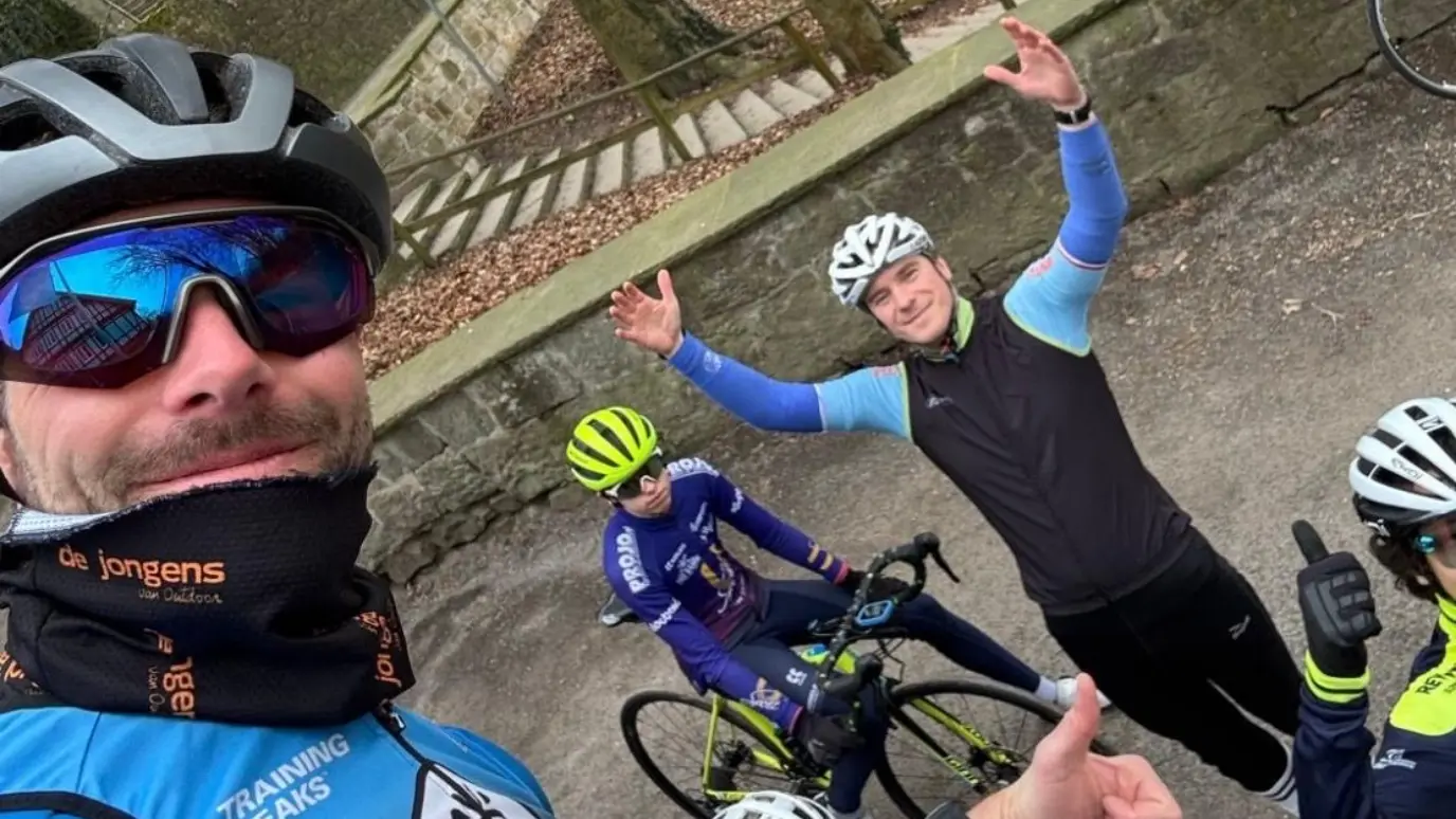 selfie van het wielerteam tijdens het trainingsweekend