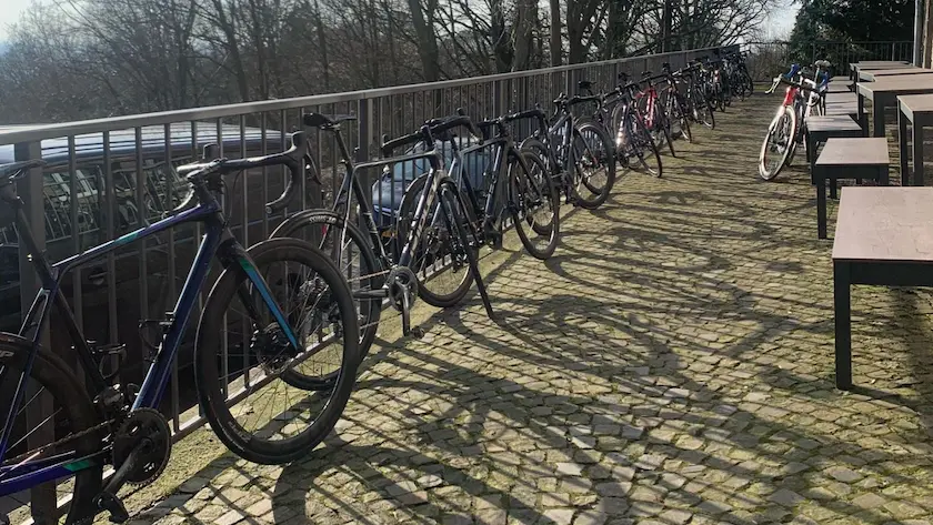alle fietsen op een rijtje tijdens het trainingsweekend