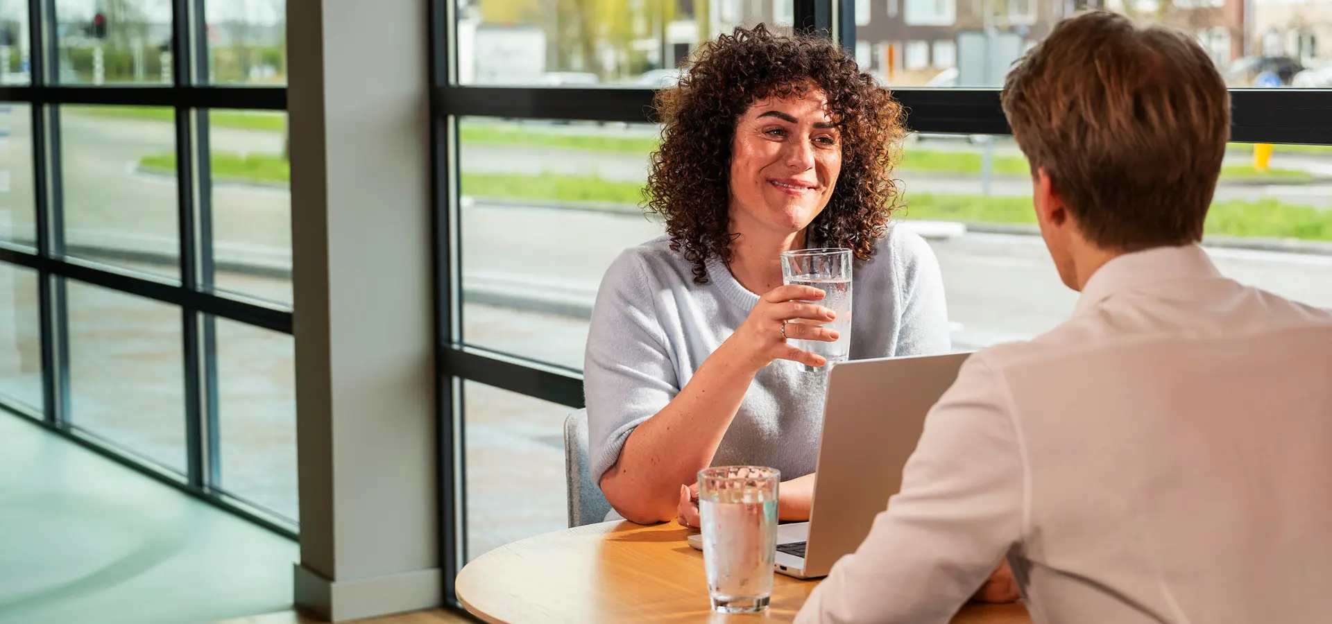 Glas water tijdens een overleg met een collega