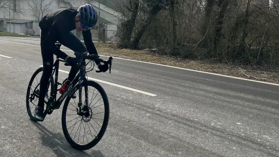 actiefoto tijdens het fietsen op het trainingsweekend