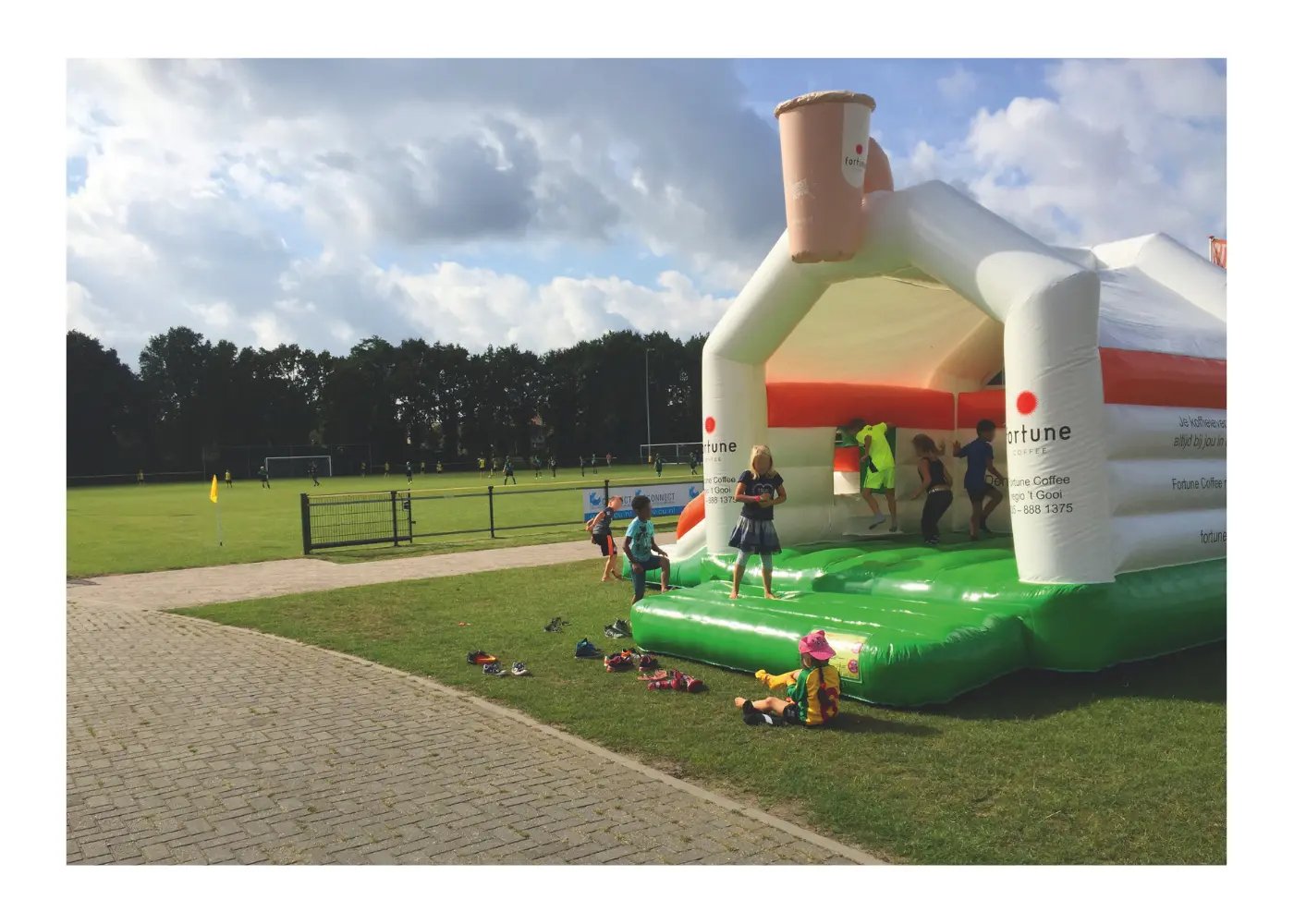 Het springkussen van Fortune Coffee staat bij een voetbalveld