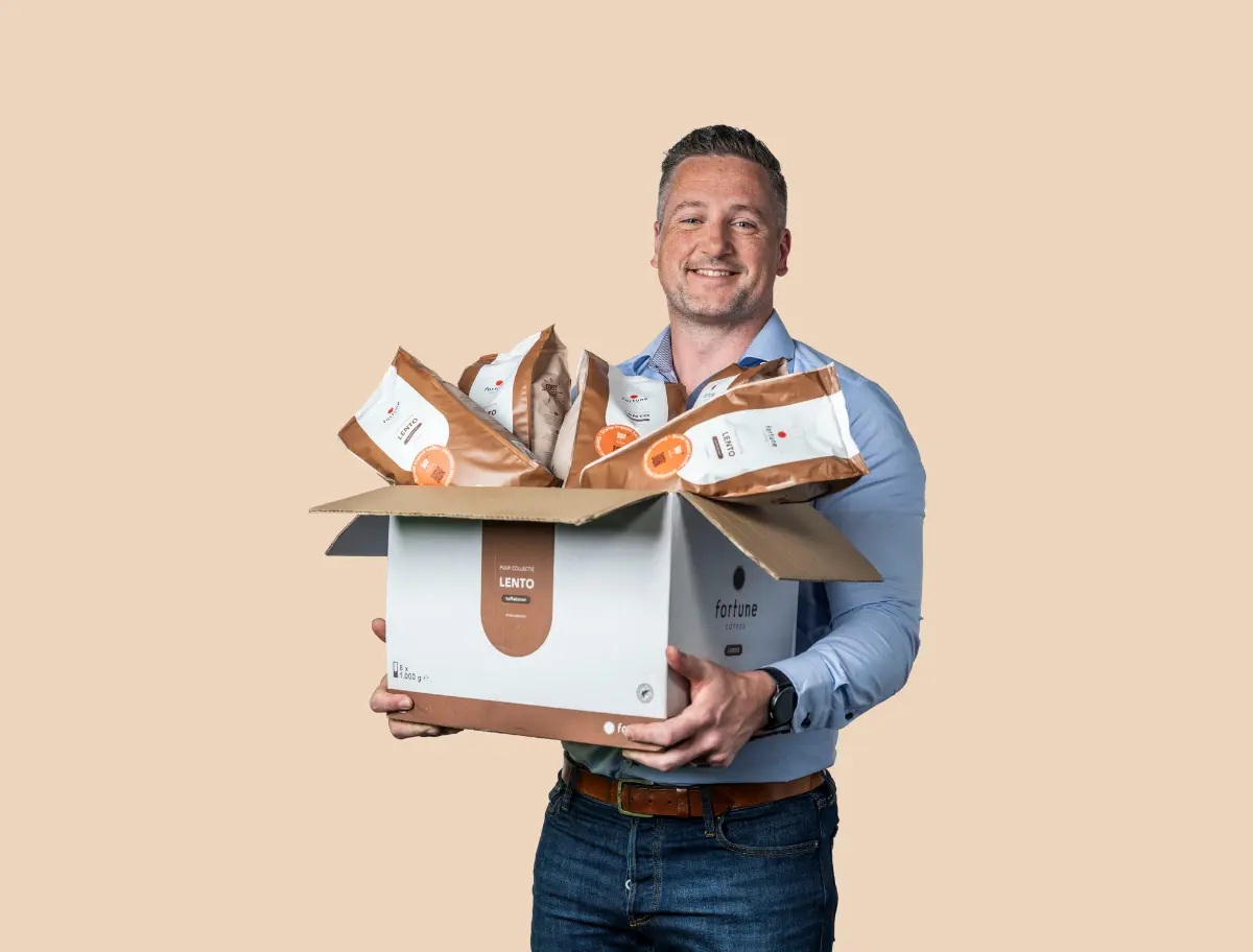Ondernemer regio Breda met een doos vol koffiebonen