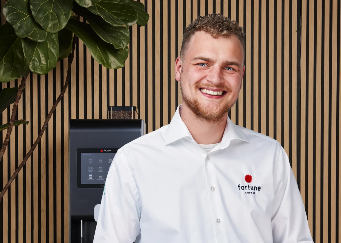 Ondernemer regio Dalfsen staat voor een koffieautomaat