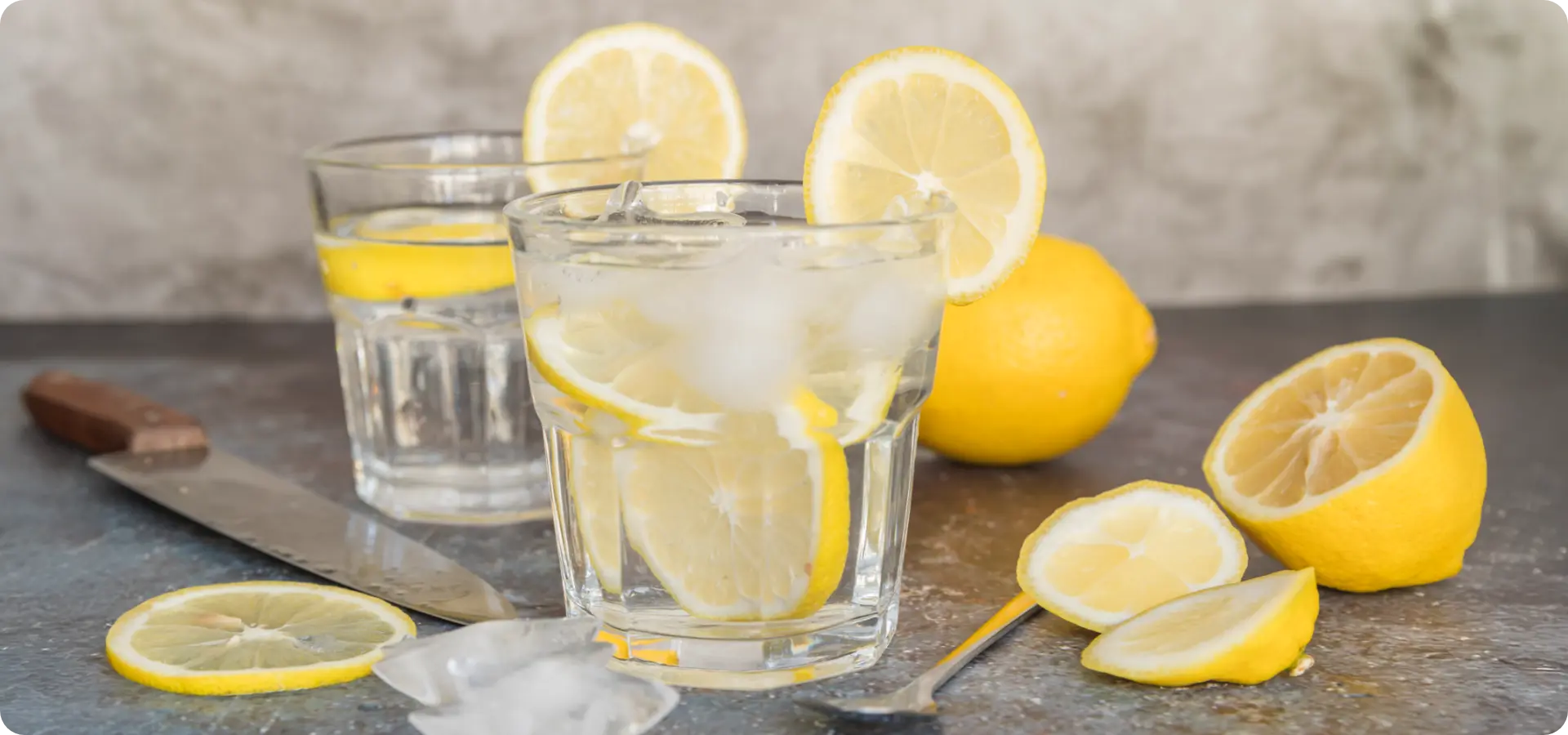 Drink water met citroen, lekker en gezond