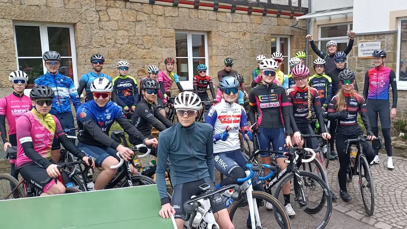 teamfoto van het wielerteam tijdens het trainingsweekend