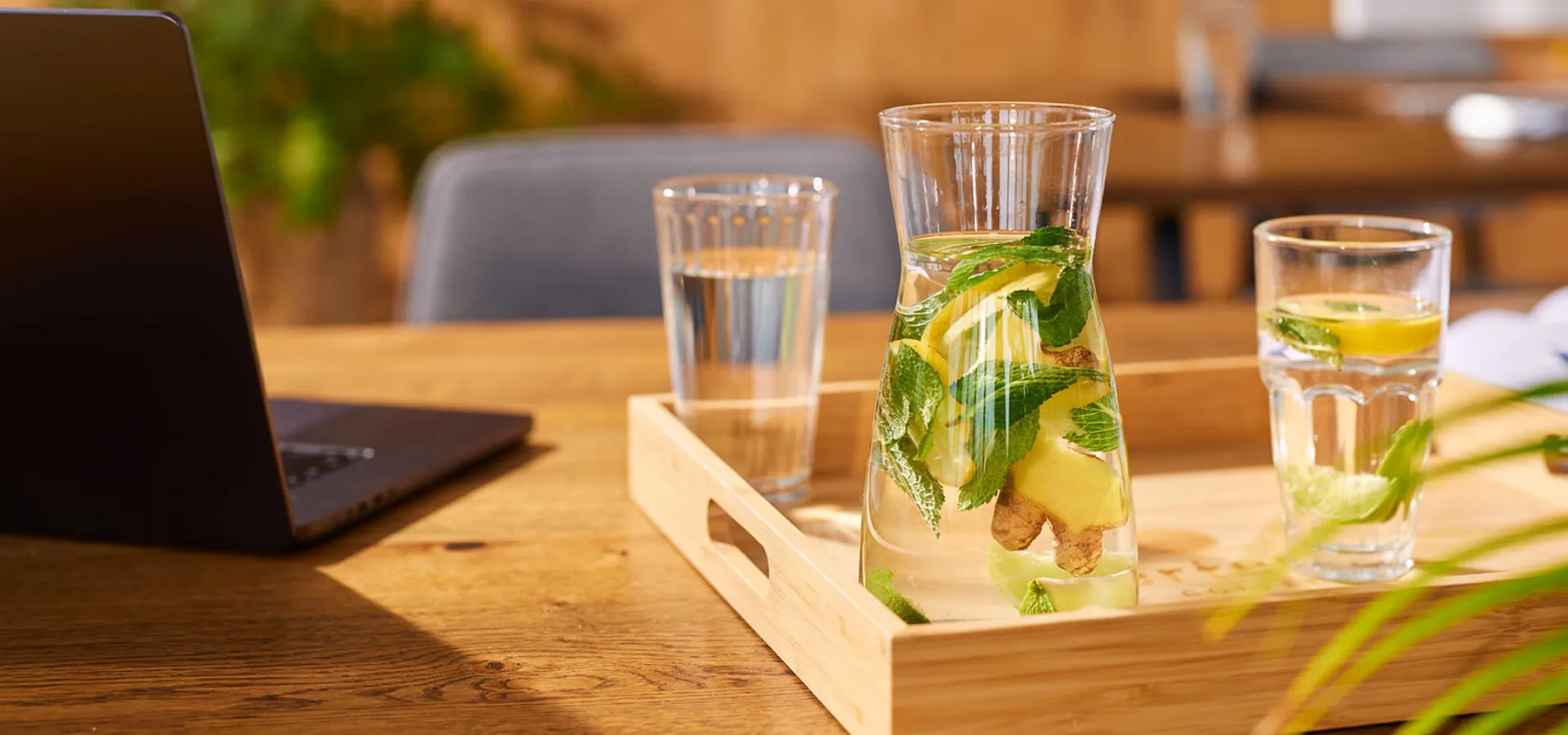 Kan met water op tafel