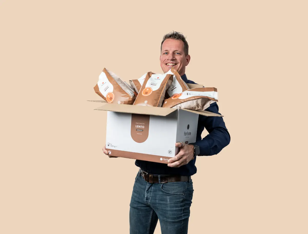 Ondernemer regio Kromme Rijnstreek met een doos vol koffiebonen