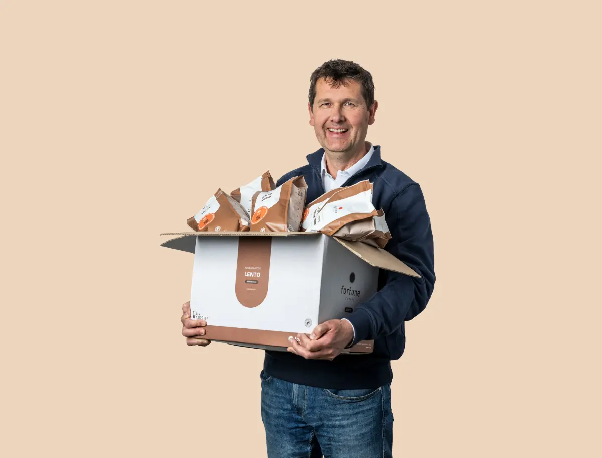 Ondernemer regio Hilversum - Soest met een doos vol koffiebonen